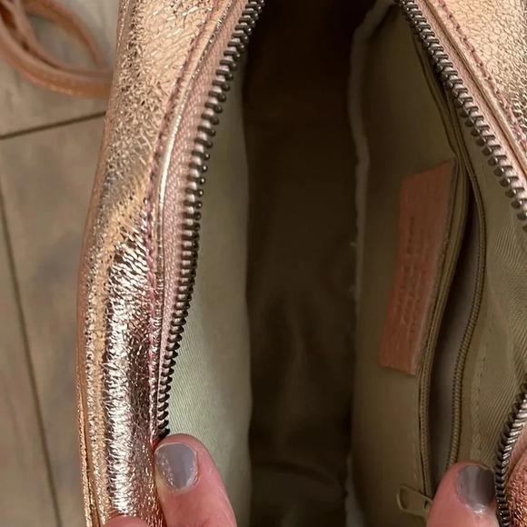 NWT BORSE IN PELLE Rose Gold Metallic Crossbody Bag with Tassel Made in Italy - Picture 9 of 13